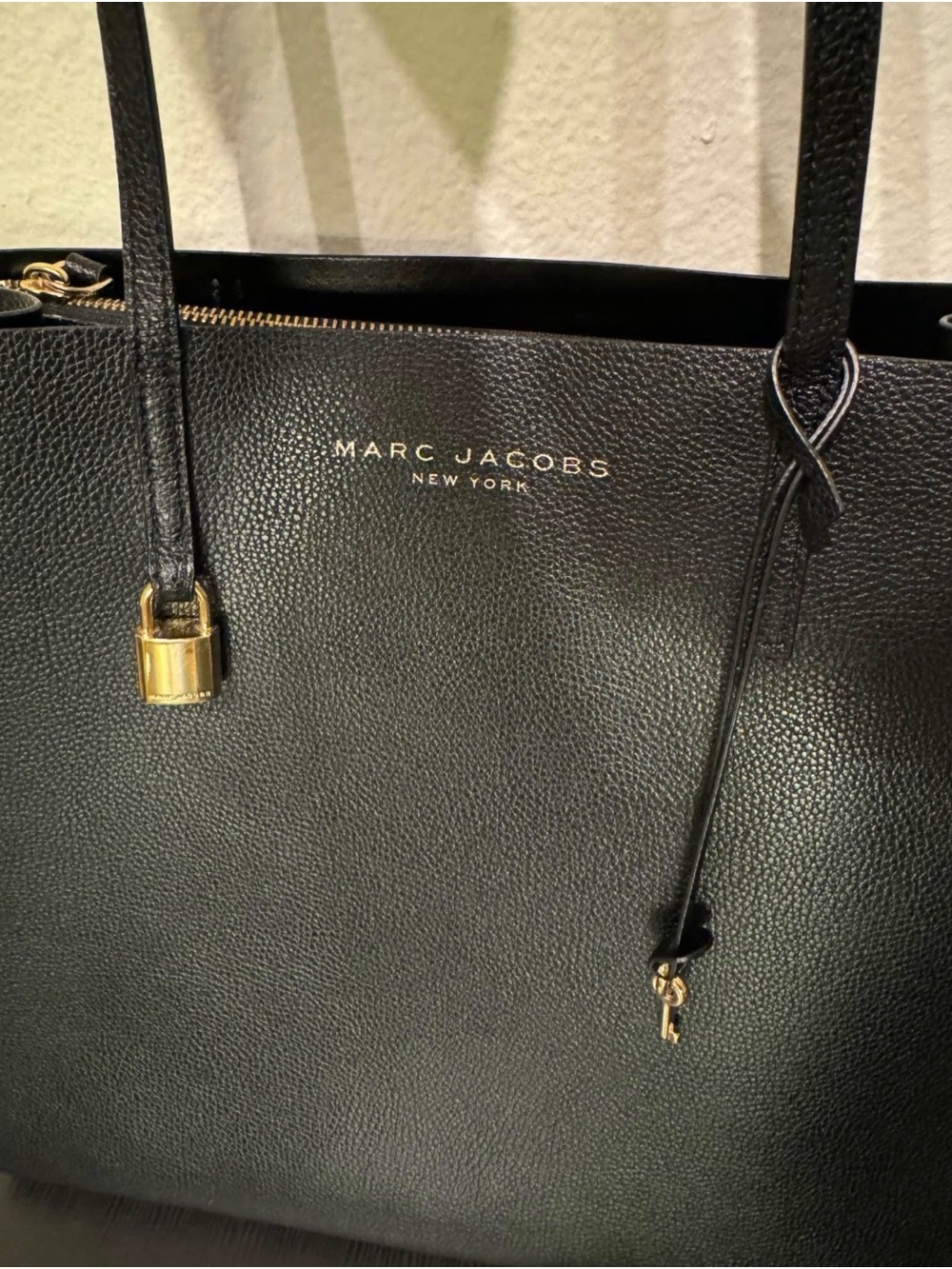 Marc Jacobs Black Pebbled Leather THE GRIND Tote with Gold Lock Detail - Picture 7 of 8
